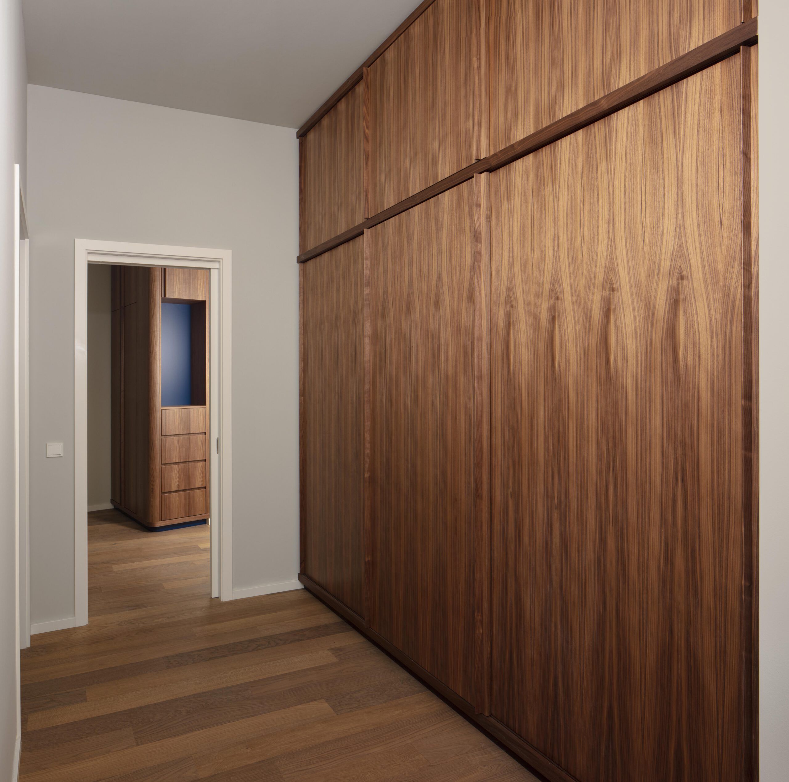 built-in-cabinets-walnut-blue-studio-bvdl-berlin-