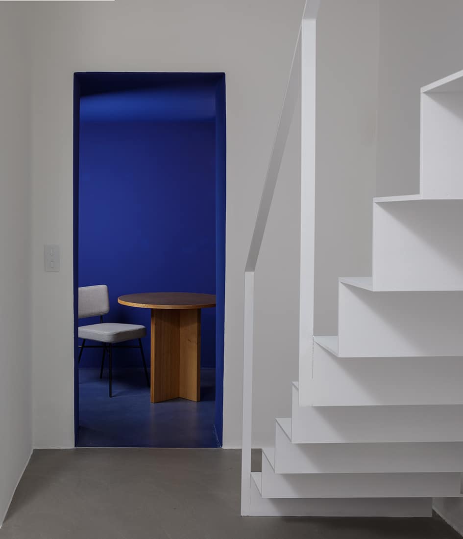studio-bvdl-wooden table-le corbusier color-blue